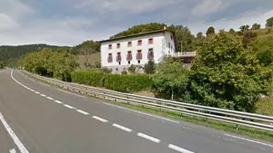 Accidente múltiple en Guipúzcoa: fallecen tres hombres al chocar un camión y cuatro coches en Azkoitia