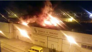 Un incendio destruye por completo una empresa de carpintería y aluminio en Beriáin
