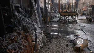 Una explosión en la carpintería incendiada en Beriáin arrasa con una nave de 600 metros: "Está todo destrozado"