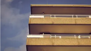 A prisión por maltrato y agresión sexual: un vecino de Pamplona accedió por el balcón a casa de su novia para encerrarla 