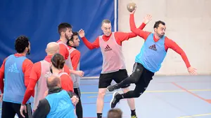 Osasuna se prepara jugando a baloncesto y a balonmano 