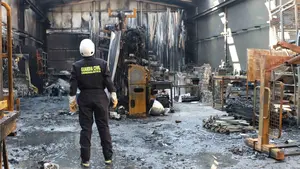 Especialistas en incendios de la Guardia Civil de Navarra inspeccionan la nave incendiada en Beriáin