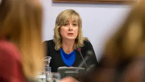 Ollo defiende su decreto discriminatorio sobre el euskera en Navarra y la oposición lo tacha de "grave, injusto y sectario"