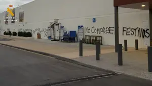 Investigan al hombre que pintó las paredes de una tienda deportiva de Berriozar, daños que superan los 10.000 euros