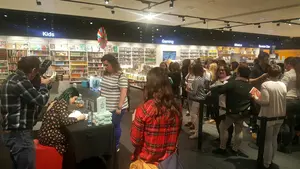 Encuentro con Elísabet Benavent en La Morea: decenas de lectores acuden a firma de libros de "La magia de ser Sofía" en Fnac
