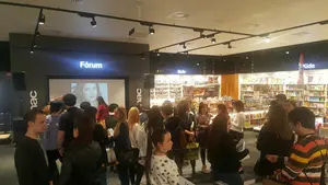 Elísabet Benavent firma ejemplares de un nueva novela, 'La magia de ser Sofía, en Fnac La Morea