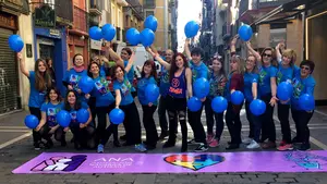 Más de 100 personas tiñen la Estafeta de azul por el autismo: así ha sido la grabación del videoclip de ANA en Pamplona