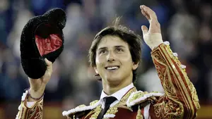 Roca Rey abre la puerta grande de Valencia con un público entregado que le confirma como el torero de moda