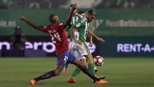 Osasuna paga muy caro sus errores defensivos y encaja una nueva derrota ante el Betis en el Benito Villamarín