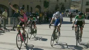 Sergio Samitier alcanza el triunfo al esprint en la meta de Oteiza de la Solana, dentro del Circuito de Pascuas