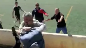 Lamentable batalla campal entre padres en un partido de fútbol con niños de 12 años