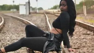 Una modelo de 19 años embarazada muere arrollada por un tren mientras posaba para unas fotos