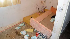 Rescatan a cuatro niños abandonados por sus padres que vivían rodeados de excrementos