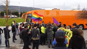 Así intentan frenar los abertzales del sindicato LAB que el autobús de HazteOír circule por carreteras navarras
