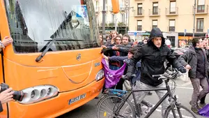 Revolución en Sarasate: la tensa llegada y huída del autobús polémico de HazteOír al corazón de Pamplona