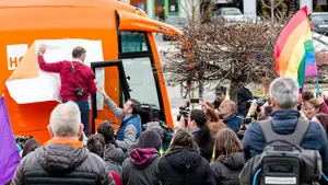 En imágenes: varios manifestantes detienen el autobús de HazteOír y la Policía Municipal obliga a tapar el logo 