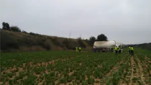 Muere el conductor de un camión al accidentarse en Garínoain y caer al terraplén entre la autopista y la carretera nacional