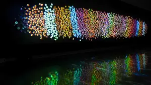 De la basura a un museo: Daniel Canogar rescata 2.400 DVDs para representar la memoria del público