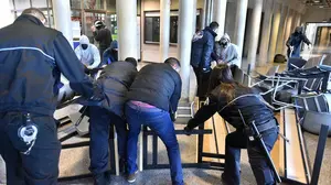 Encapuchados abertzales se enfrentan con el personal de seguridad de la UPNA para tratar de colocar barricadas en los accesos