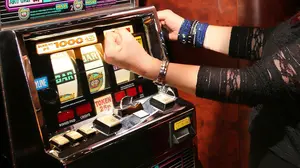 El mal perder de un tudelano cabreado: revienta una máquina en un casino y se da a la fuga
