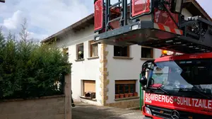 Un salón en llamas: una vela encendida calcina parte de una sala de estar en una vivienda de Paternáin sin causar heridos