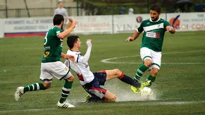 F&uacute;tbol de Segunda divisi&oacute;n B en Mutilva bajo la lluvia