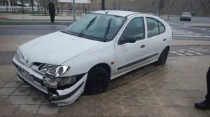 Sin heridos de milagro: un coche empotra una señal y acaba subiéndose a la acera en Lezkairu