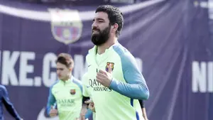 El barcelonista Arda Turan, expulsado de la selección turca tras agredir a un periodista en el avión del equipo