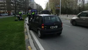 Herido en la avenida Sancho el Fuerte el conductor de una moto, de 56 años, tras chocar con un coche
