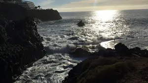 Dos personas mueren tras recibir un golpe de ola y caer al mar en Tenerife y se busca a una tercera desaparecida