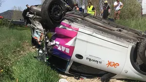 Vuelco de un coche de la Korrika en Berrioplano: una persona resulta herida tras el choque de dos vehículos