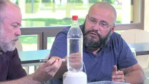 Así funciona la fibra óptica: un chorro de agua, un láser y dos físicos aclaran tus dudas