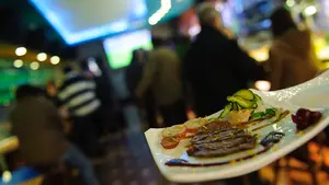 Una alianza para impulsar la atención al cliente: los hosteleros navarros y CaixaBank firman un acuerdo