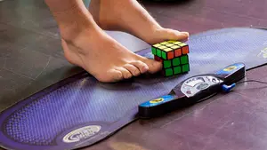 Con los pies o con las manos: conoce la destreza de este joven navarro con el cubo de Rubik