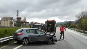 Heridas dos vecinas de Etxarri Aranatz al salirse su vehículo de la carretera en la autovía en Uharte Arakil