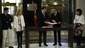 Rajoy se compromete con Esparza (UPN) a licitar este año dos tramos del TAV en Navarra y la ampliación del Canal