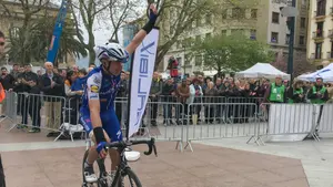 El corredor catalán David de la Cruz se impone en la meta de San Sebastián y es el nuevo líder de la Vuelta
