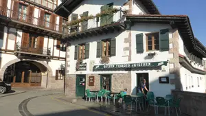 Desalojados los vecinos de una casa de Elizondo al incendiarse la freidora del restaurante de su planta baja