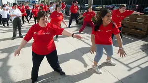 Zumba adaptada por el Día Mundial de la Salud: unos 300 usuarios de Tasubinsa mueven las caderas para fomentar el deporte