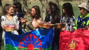 La 'ceremonia del río' en Caparroso: así ha conmemorado la comunidad gitana de Navarra el Día Internacional del Pueblo Gitano