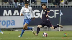El Barcelona tropieza ante el Málaga en la Rosaleda y no aprovecha el pinchazo del Real Madrid en el Bernabéu