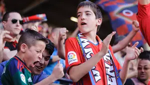 El Sadar se viene arriba con la primera victoria de Osasuna: la afici&oacute;n rojilla estalla de j&uacute;bilo