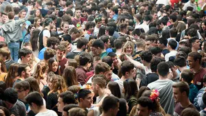 Herido en el hospital con lesiones en la cabeza un joven que recibió un botellazo en la Carpa Universitaria de Pamplona