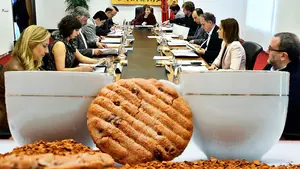 El desayuno de los parlamentarios en Navarra podría tener las mañanas contadas: Podemos reabre el debate y pide suprimirlo