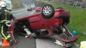 Herido un conductor de 24 a&ntilde;os al salirse de la carretera y volcar con su coche en Bera