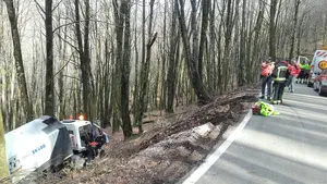 Dos personas heridas al caer por una pendiente el camión con el que limpiaban cunetas en la carretera de Huici