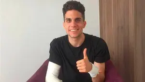 Marc Bartra tranquiliza a sus seguidores tras la operación: "Hola a todos. Como veis estoy mucho mejor"