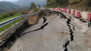 Espectacular desprendimiento y daños en una carretera de Navarra: se cierra al tráfico el puerto de Azpiroz