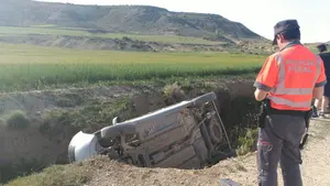 Susto en las Bardenas: tres jóvenes vuelcan con su coche al tratar de esquivar a unos perros cuando volvían a Fustiñana