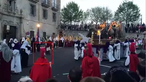 Las imágenes de la caída y la asistencia al romano herido en la procesión de Semana Santa de Pamplona